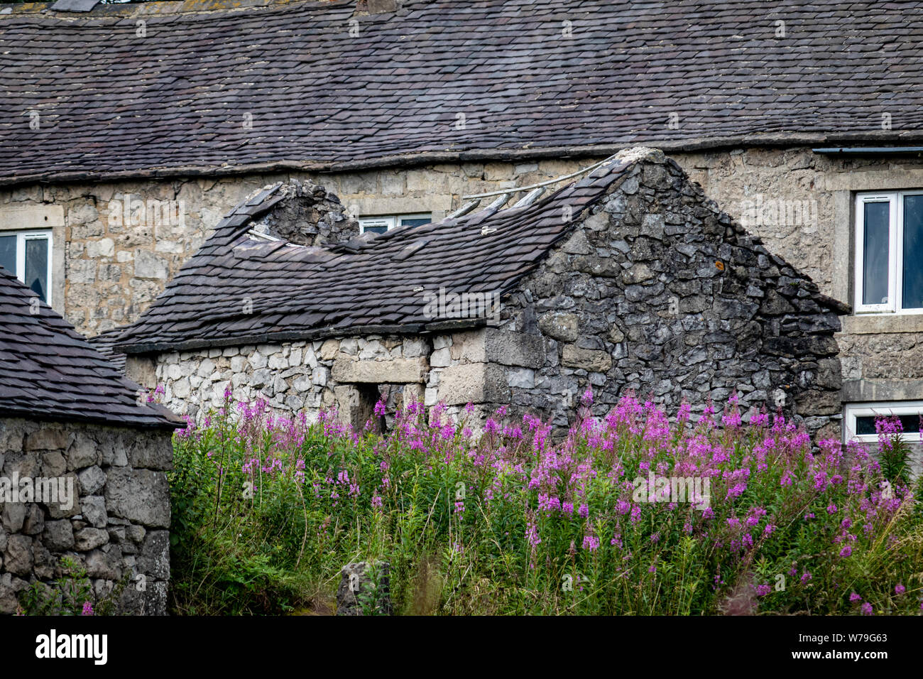 Verlassenen baufälligen Gebäude aus Stein, Hütte/Haus und die Nebengebäude auf der High Peak Trail in der Nähe von harboro Felsen, Brassington, Peak District. Derbyshire. DE Stockfoto