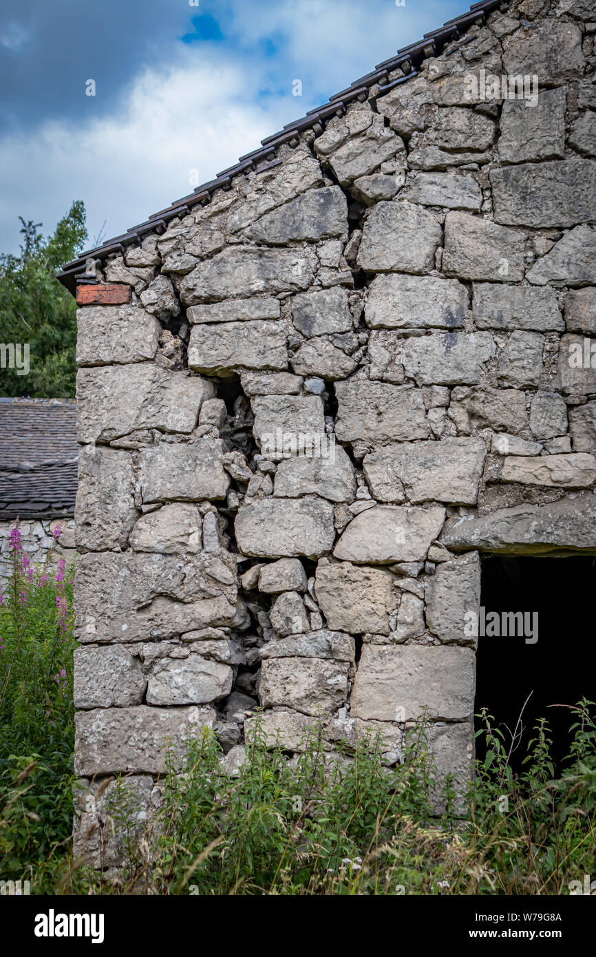 Verlassenen baufälligen Gebäude aus Stein, Hütte/Haus und die Nebengebäude auf der High Peak Trail in der Nähe von harboro Felsen, Brassington, Peak District. Derbyshire. DE Stockfoto