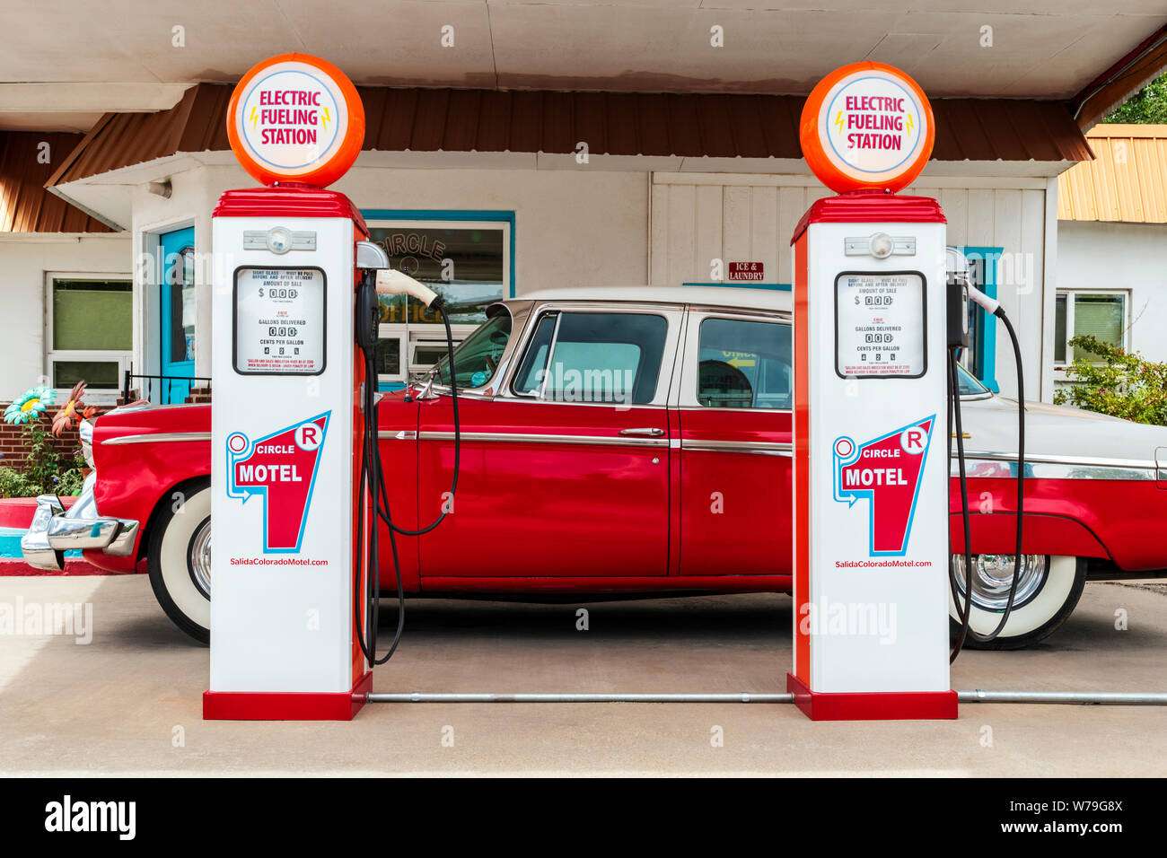 1955 Studebaker President classic car Vor antiken Gaspumpen geparkt SFF konvertiert zu Elektroauto Ladegeräte; den Kreis R Motel; Salida, Colorado, USA Stockfoto