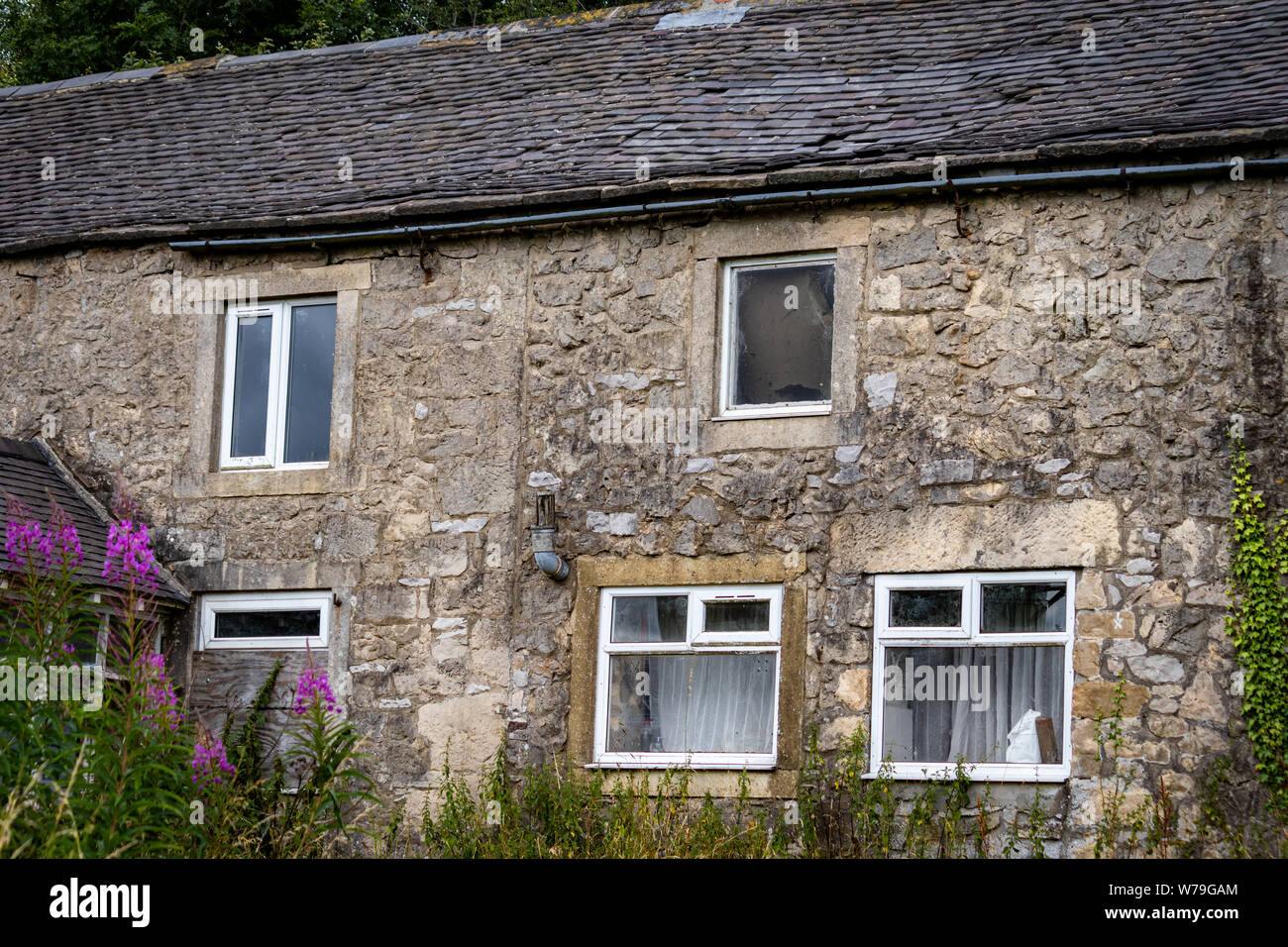 Verlassenen baufälligen Gebäude aus Stein, Hütte/Haus und die Nebengebäude auf der High Peak Trail in der Nähe von harboro Felsen, Brassington, Peak District. Derbyshire. DE Stockfoto