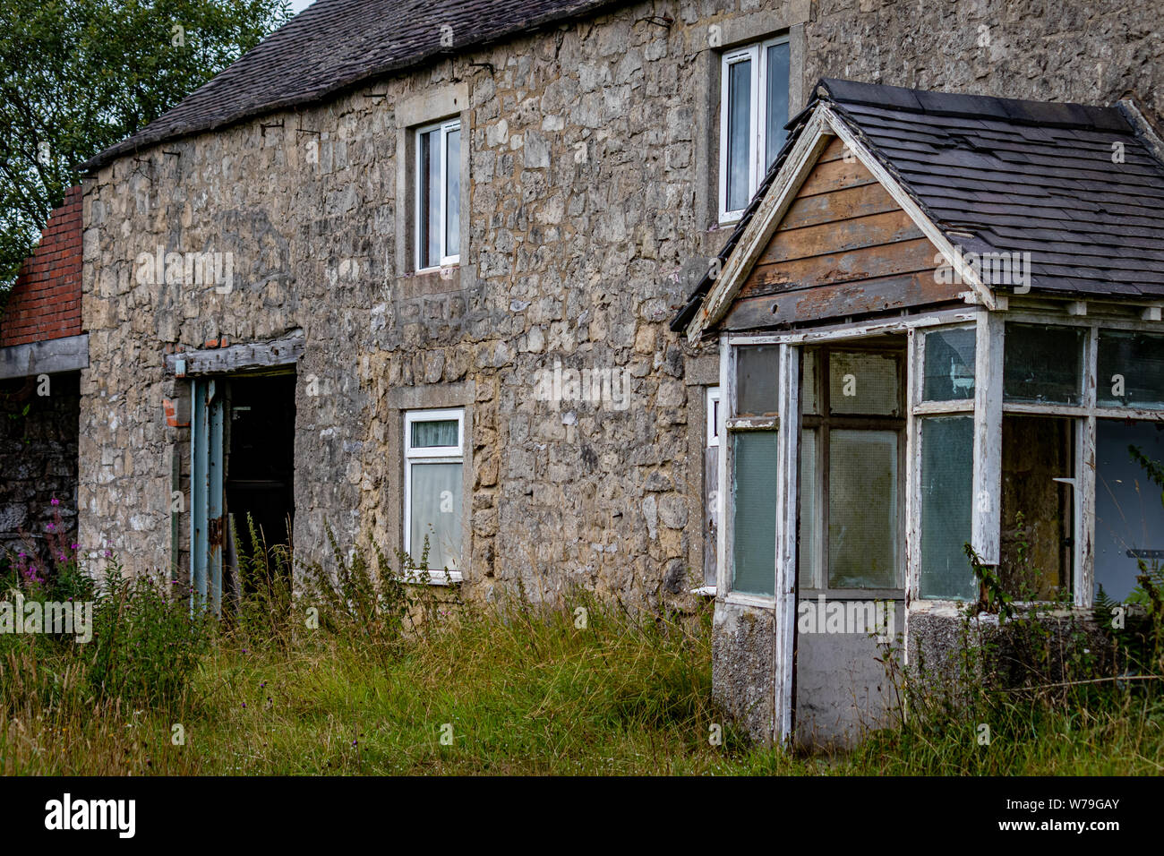 Verlassenen baufälligen Gebäude aus Stein, Hütte/Haus und die Nebengebäude auf der High Peak Trail in der Nähe von harboro Felsen, Brassington, Peak District. Derbyshire. DE Stockfoto