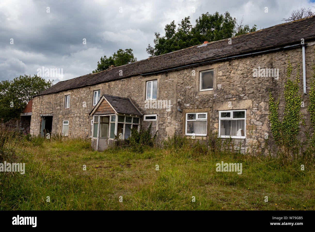 Verlassenen baufälligen Gebäude aus Stein, Hütte/Haus und die Nebengebäude auf der High Peak Trail in der Nähe von harboro Felsen, Brassington, Peak District. Derbyshire. DE Stockfoto