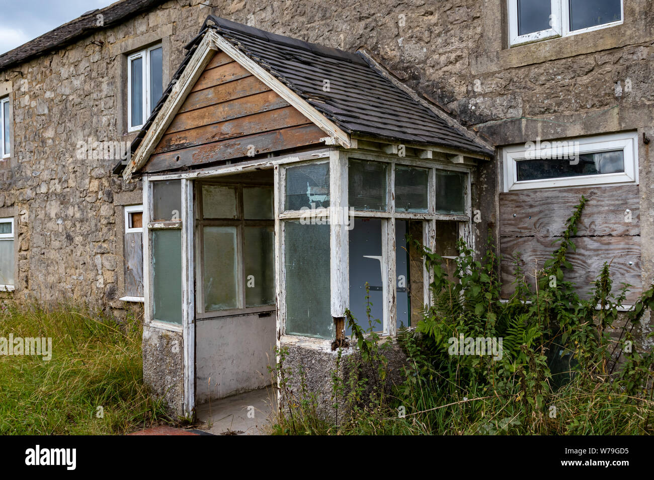 Verlassenen baufälligen Gebäude aus Stein, Hütte/Haus und die Nebengebäude auf der High Peak Trail in der Nähe von harboro Felsen, Brassington, Peak District. Derbyshire. DE Stockfoto