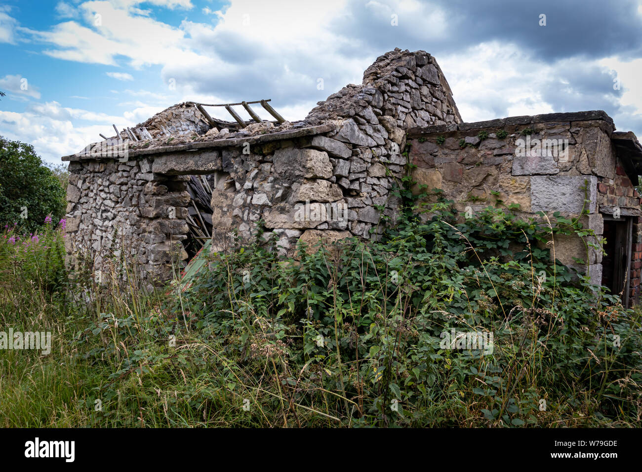 Verlassenen baufälligen Gebäude aus Stein, Hütte/Haus und die Nebengebäude auf der High Peak Trail in der Nähe von harboro Felsen, Brassington, Peak District. Derbyshire. DE Stockfoto