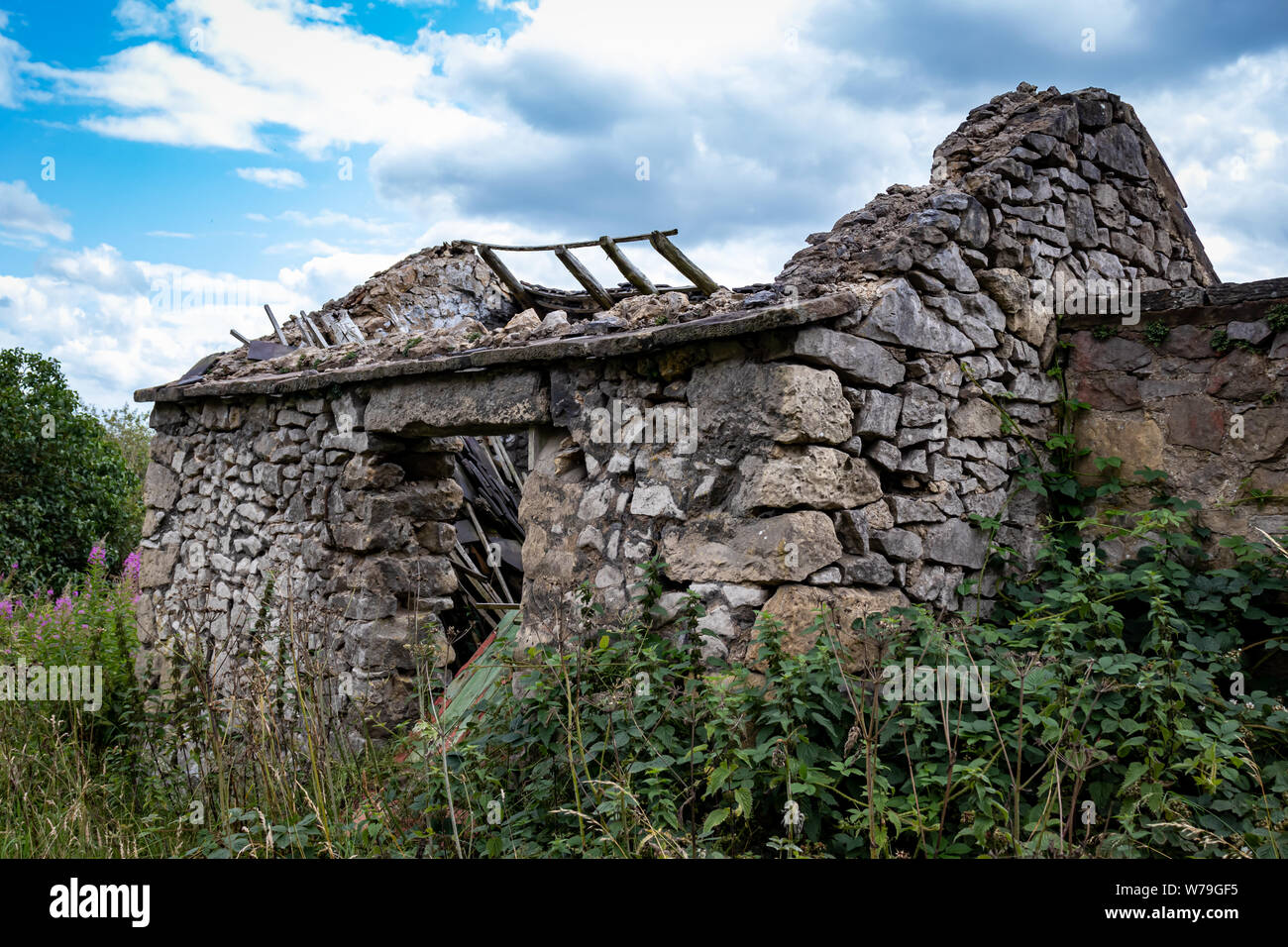 Verlassenen baufälligen Gebäude aus Stein, Hütte/Haus und die Nebengebäude auf der High Peak Trail in der Nähe von harboro Felsen, Brassington, Peak District. Derbyshire. DE Stockfoto