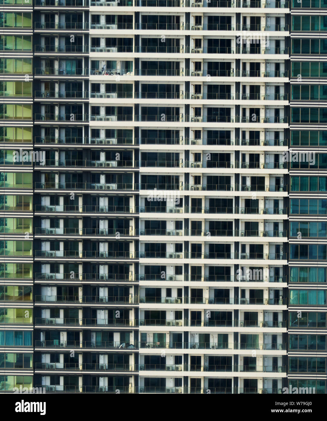 Fenster und Balkon eines Hochhauses, Tokio, Japan, als aus dem WTC gesehen. Stockfoto