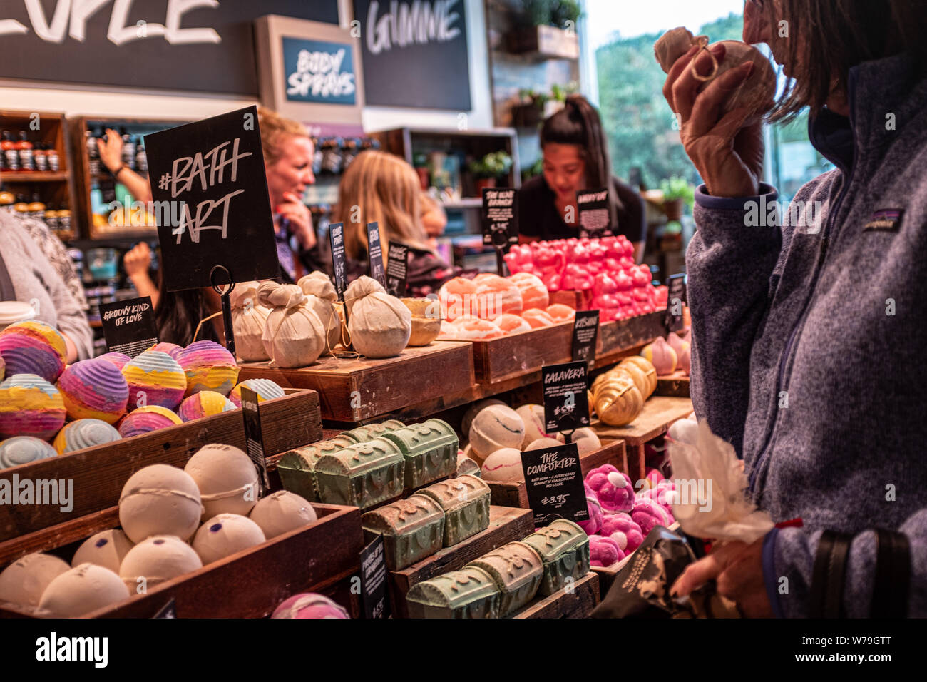 Riechen die duftende Seife in einem üppigen Store auf der Princes Street, Edinburgh, Großbritannien Stockfoto