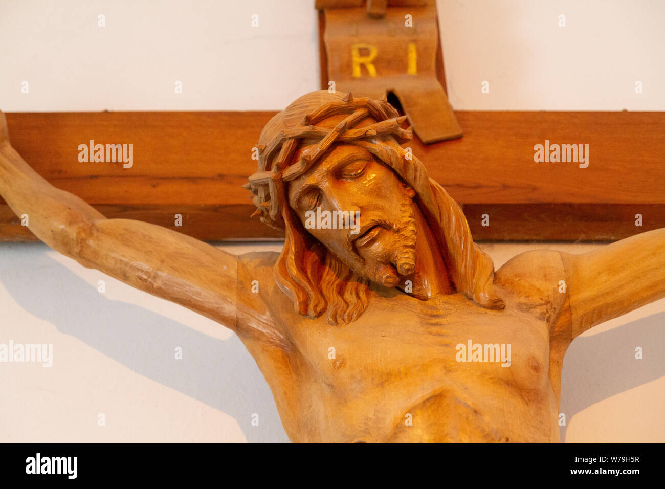Einer hölzernen Skulptur von Jesus Christus am Kreuz in der Basilika von der Geburt der Jungfrau Maria. Stockfoto