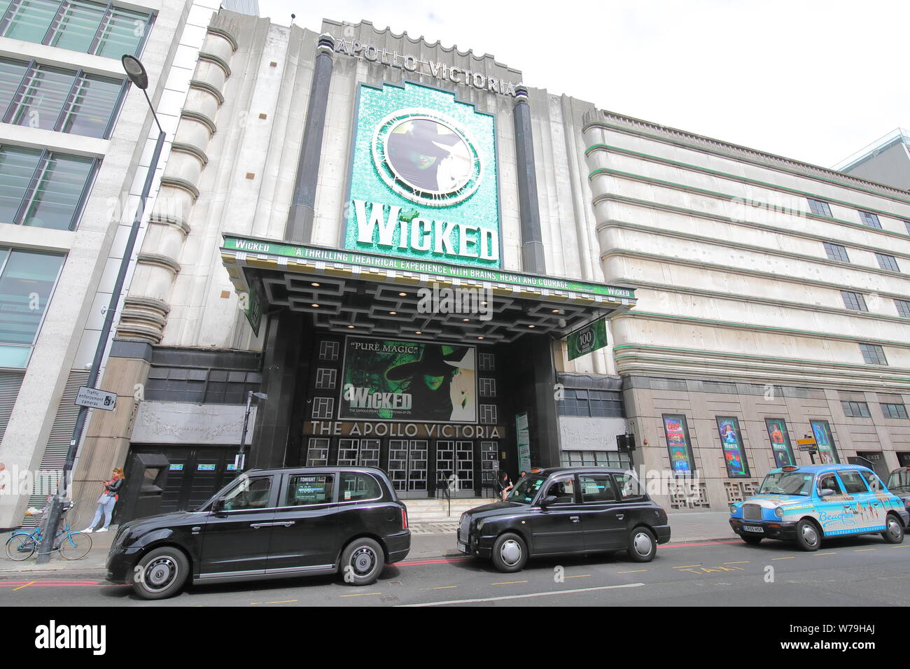 Menschen besuchen Apollo Victoria Theatre London England Stockfoto