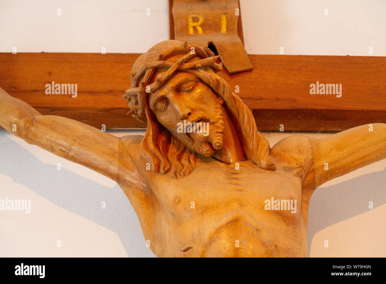 Einer hölzernen Skulptur von Jesus Christus am Kreuz in der Basilika von der Geburt der Jungfrau Maria. Stockfoto