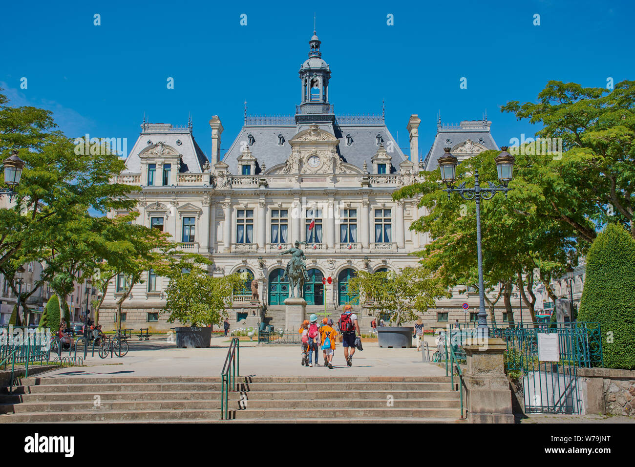 Vannes, Bretagne, Frankreich - Juli 11, 2019: Das historische Rathaus von Vannes, zwischen 1880 und 1886 gebaut. Vannes ist eine Stadt in der Bretagne, Frankreich. Stockfoto