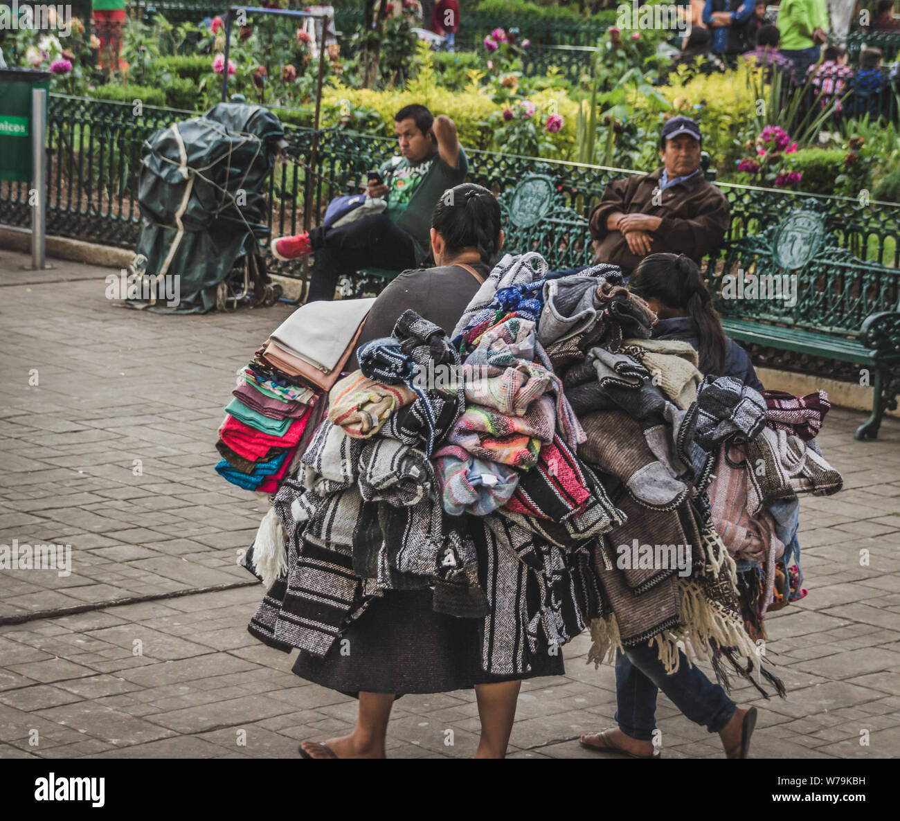 San Cristobal de las Casas, Chiapas/Mexiko - 21/07/2019: indigene Frau Verkauf von Kunsthandwerk in den Straßen von San Cristobal Stockfoto