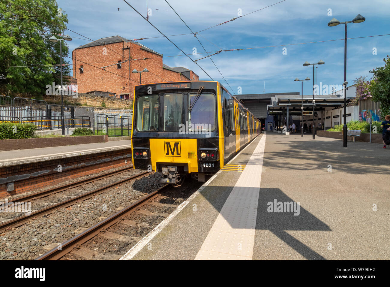 Zug Nr. 4031 zieht in North Shields Station an der Tyne und Metro Verschleiß auf der Nordschleife service über Whitley Bay Stockfoto