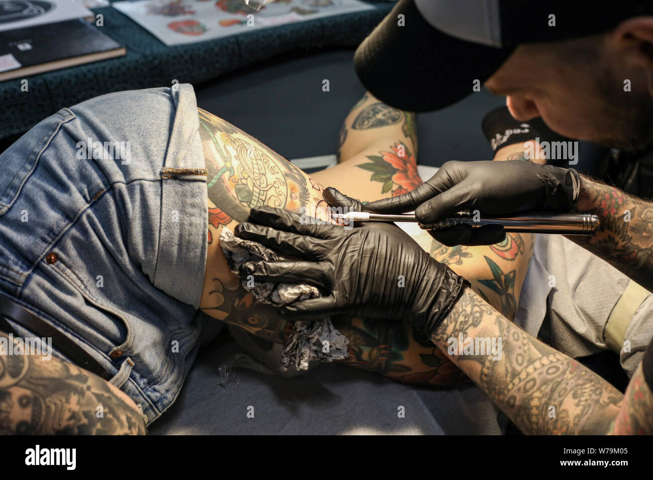 Stick und Poke-Tattoo in Fortschritte in Helsinki Ink Tattoo Convention in Helsinki, Finnland Stockfoto