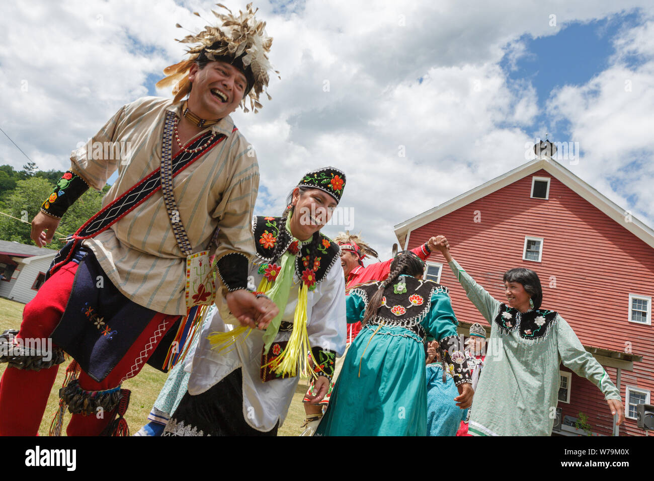 Traditionellen Tanz im jährlichen Kanatsiohareke Mohawk Indian Festival, Fonda, New York, Montgomery County Stockfoto