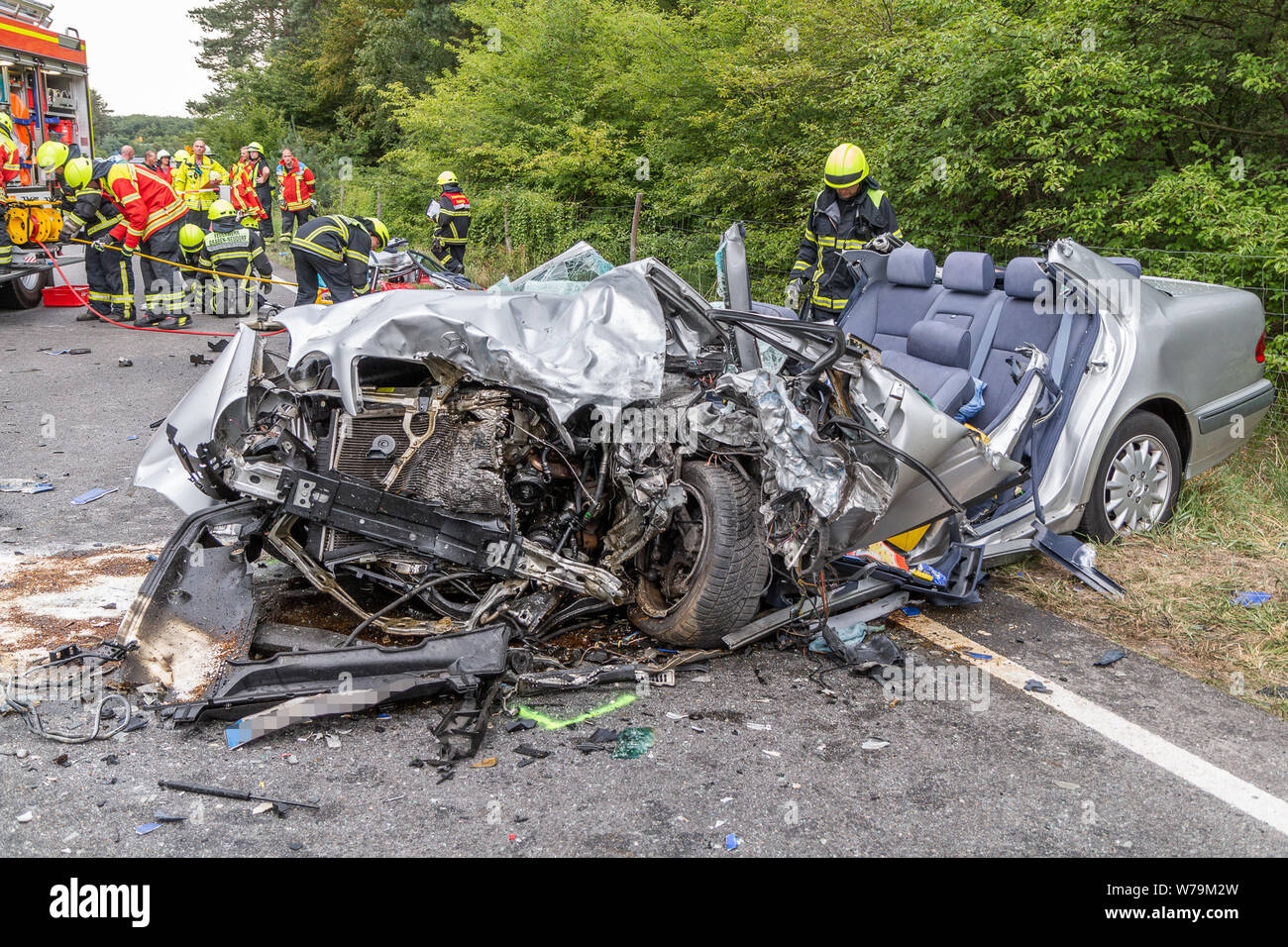 Graben Neudorf, Deutschland. 05 Aug, 2019. Die Wracks der ein Auto ist an der Unfallstelle. Bei einer Kollision des Fahrzeugs mit einem Lkw, der Fahrer des Wagens wurde tödlich verletzt. (Dpa' Auto stürzt gegen Lkw - 80-Jährige stirbt') Credit: Aaron Klewer/Einsatz-Report 24/dpa/Alamy leben Nachrichten Stockfoto