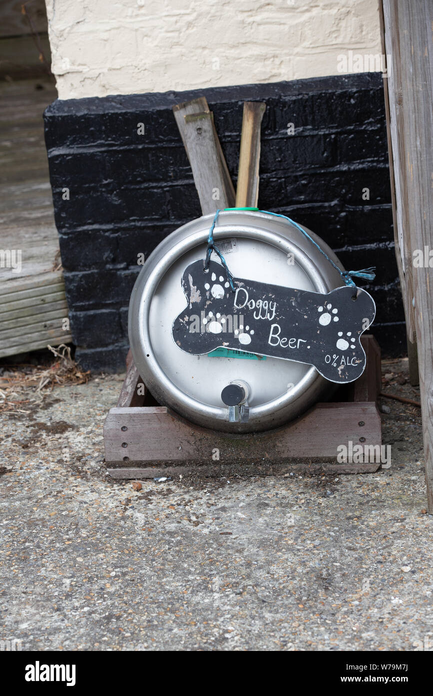 Doggy Bier. Eine komische Zeichen außerhalb ein Pub, ein Fass mit Wasser für Hunde. Stockfoto