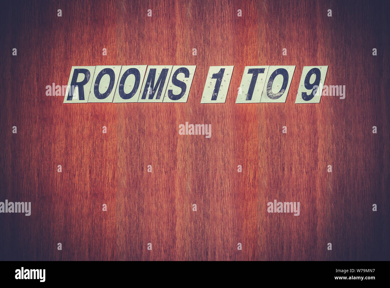 Grunge Retro Zeichen für Zimmer auf eine alte hölzerne Tür in einem Hotel, Motel, Pension, Herberge oder Bedsit Stockfoto