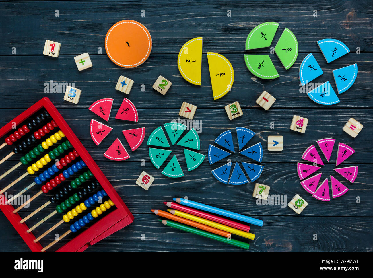Kreative Сolorful mathe Fraktionen auf dunklem Hintergrund. Interessant lustig Mathe für Kids. Bildung, zurück in die Schule. Geometrie und Mathematik Stockfoto