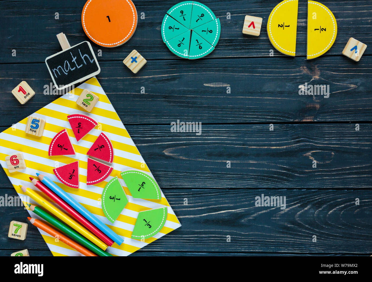 Kreative Сolorful mathe Fraktionen auf dunklem Hintergrund. Interessant lustig Mathe für Kids. Bildung, zurück in die Schule. Geometrie und Mathematik Stockfoto Kreative Сolorful mathe Fraktionen auf dunklem Hintergrund. Interessant lustig Mathe für Kids. Bildung, zurück in die Schule. Geometrie und Mathematik Stockfoto