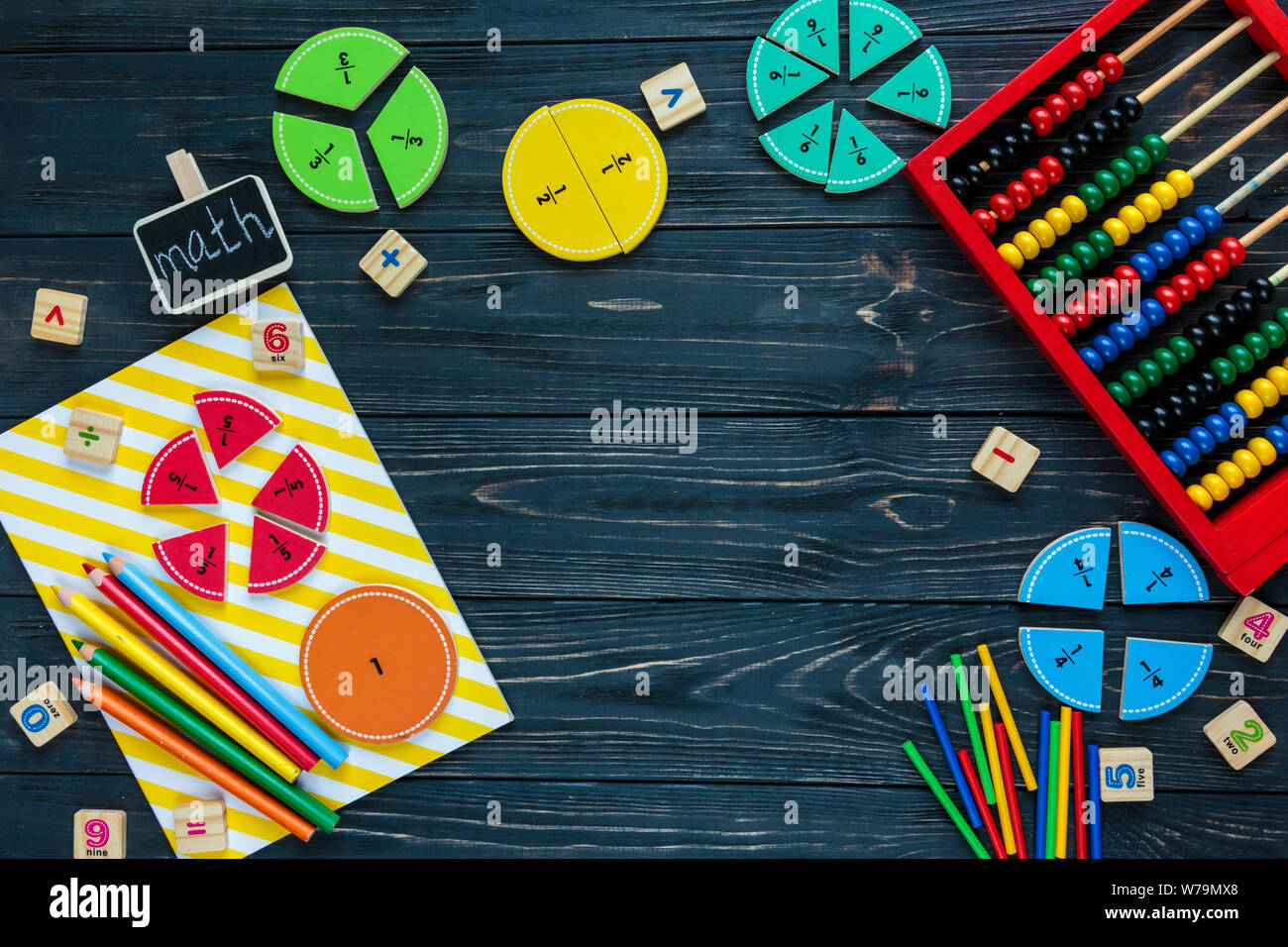 Kreative Сolorful mathe Fraktionen auf dunklem Hintergrund. Interessant lustig Mathe für Kids. Bildung, zurück in die Schule. Geometrie und Mathematik Stockfoto Kreative Сolorful mathe Fraktionen auf dunklem Hintergrund. Interessant lustig Mathe für Kids. Bildung, zurück in die Schule. Geometrie und Mathematik Stockfoto