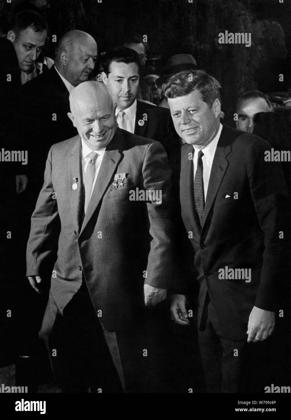 US-Präsident John Fitzgerald Kennedy und UDSSR leader Nikita Chruschtschow, Rubrik auf ihrer ersten Sitzung am 3. Juli. 1961. Stockfoto