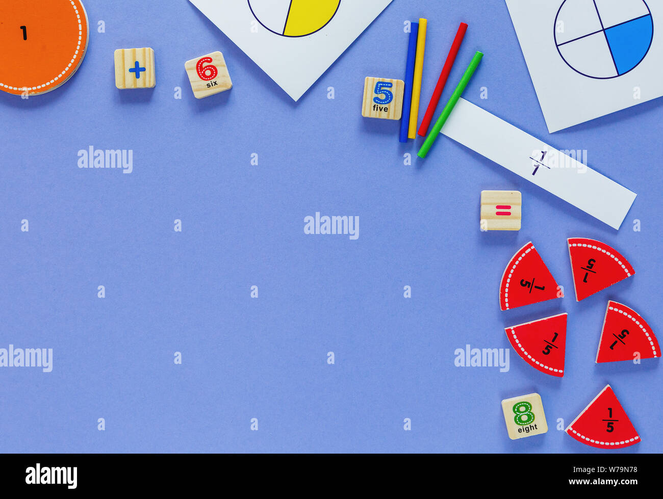 Сolorful mathe Fraktionen auf Violett Hintergrund. Interessante Mathe für Kids. Bildung, zurück in die Schule. Geometrie und Mathematik Materialien. Stockfoto Сolorful mathe Fraktionen auf Violett Hintergrund. Interessante Mathe für Kids. Bildung, zurück in die Schule. Geometrie und Mathematik Materialien. Stockfoto