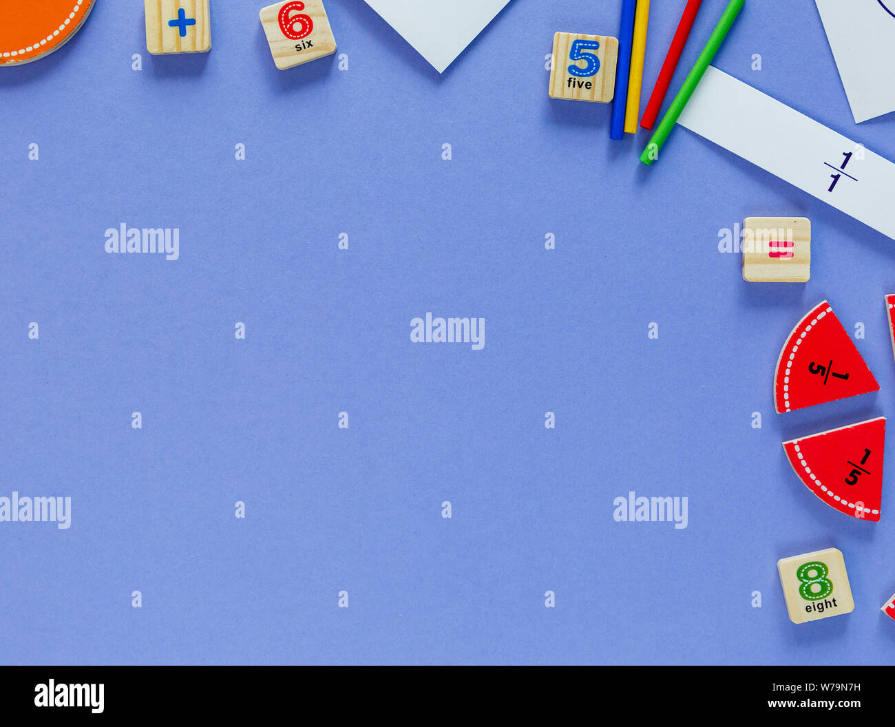 Сolorful mathe Fraktionen auf Violett Hintergrund. Interessante Mathe für Kids. Bildung, zurück in die Schule. Geometrie und Mathematik Materialien. Stockfoto Сolorful mathe Fraktionen auf Violett Hintergrund. Interessante Mathe für Kids. Bildung, zurück in die Schule. Geometrie und Mathematik Materialien. Stockfoto