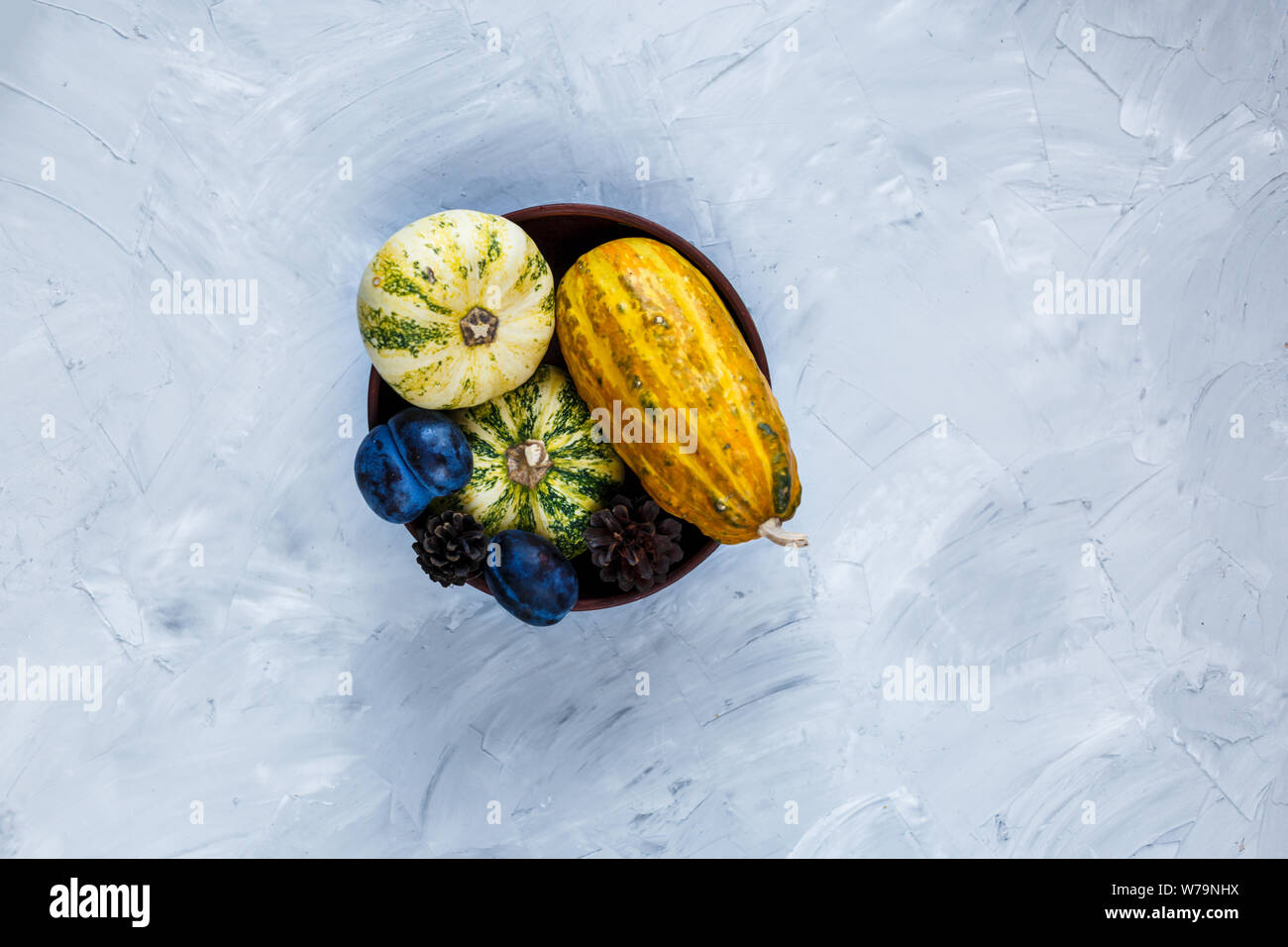 Thanksgiving Day Zusammensetzung von Gemüse und Obst auf grauem Hintergrund. Herbst Ernte Konzept. Kürbisse, Birnen, Pflaumen, Äpfel auf Tabelle, Ansicht von oben, Stockfoto