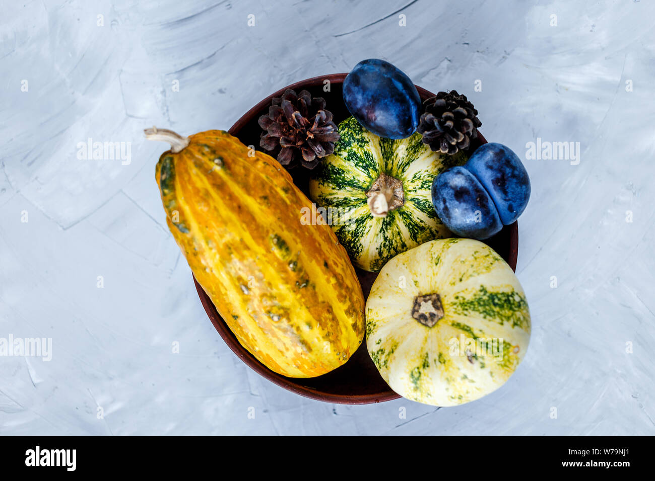 Thanksgiving Day Zusammensetzung von Gemüse und Obst auf grauem Hintergrund. Herbst Ernte Konzept. Kürbisse, Birnen, Pflaumen, Äpfel auf Tabelle, Ansicht von oben, Stockfoto