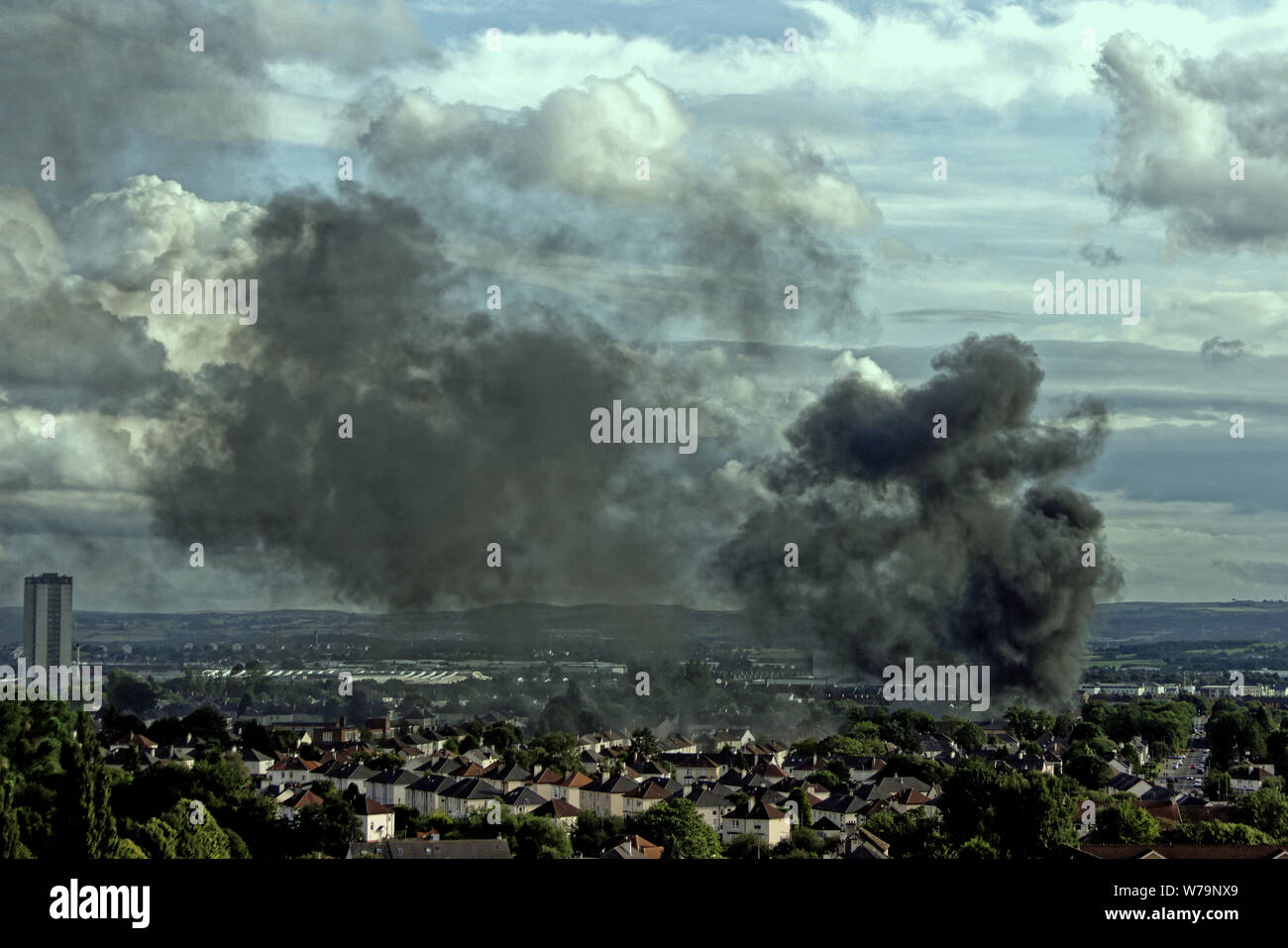 Glasgow, Schottland, Großbritannien, 5. August 2019. Riesige Rauchwolke über dem Yoker scotstoun Werft Gegend der Stadt mit braehead als Hintergrund und im Süden der Stadt. Gerard Fähre / alamy Leben Nachrichten Stockfoto