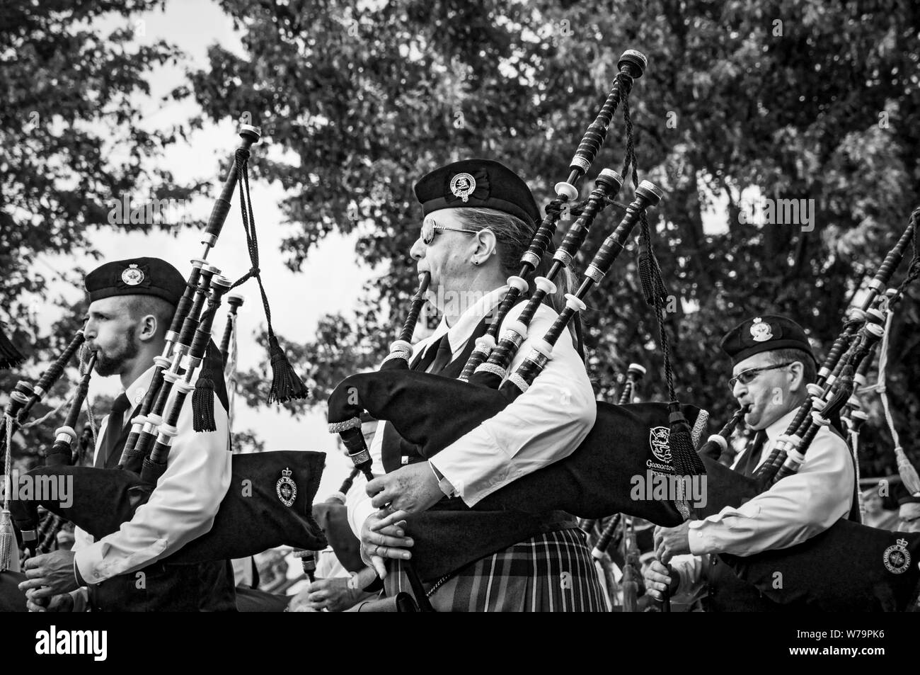 Fergus, Ontario, Kanada - 08 11 2018: Pipers der Rohre und Trommeln Band paricipating in der Pipe Band Contest statt von Pipers und Pipe Band Gesellschaft der Stockfoto