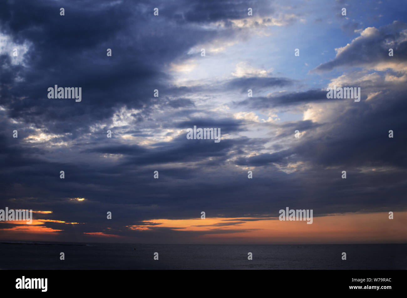 Atlantische LICHTER: Sonnenaufgang im Juni über der Absecon Bucht in der atlantischen Stadt, New Jersey. Stockfoto