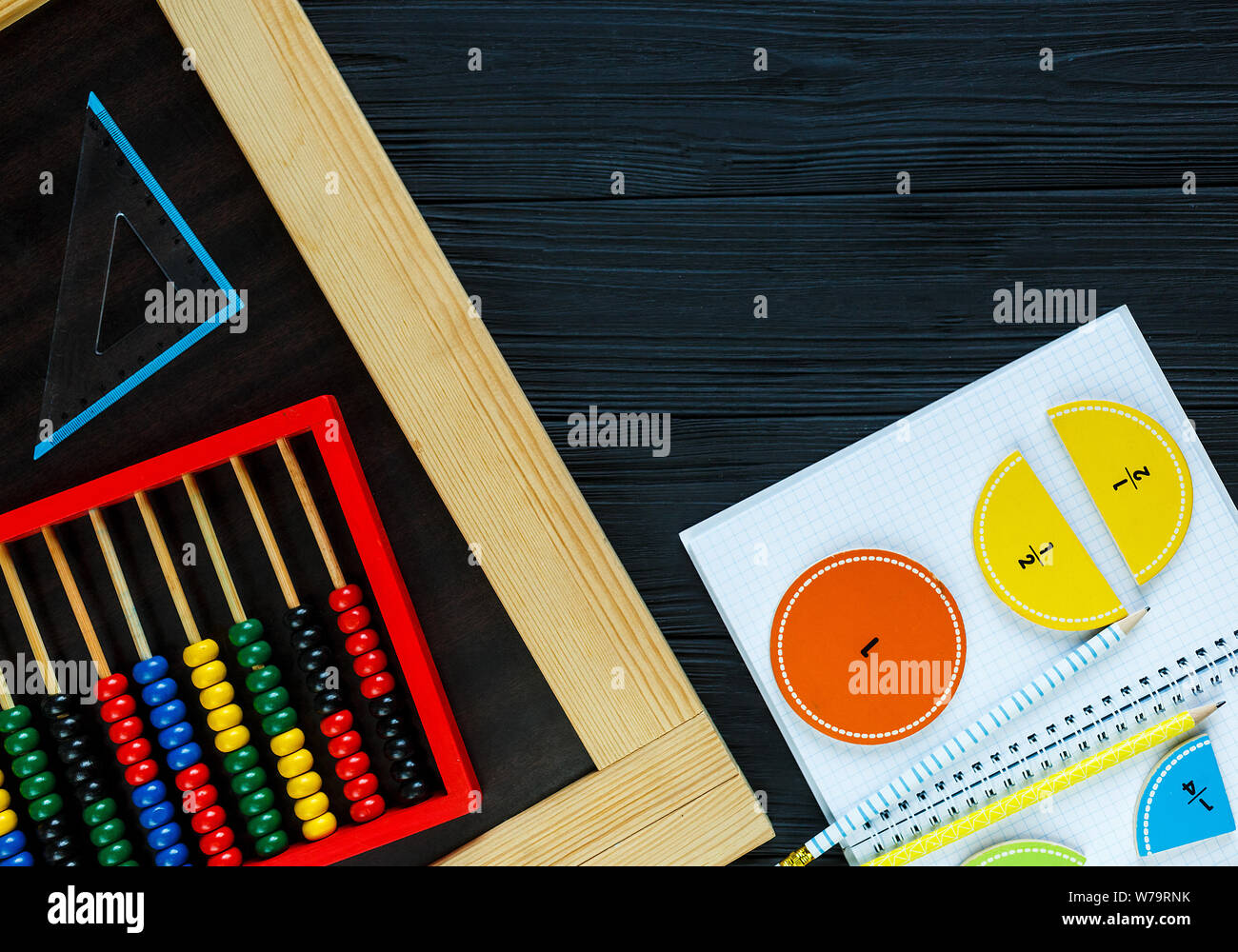 Kreative Сolorful mathe Fraktionen auf dunklem Hintergrund. Interessant lustig Mathe für Kids. Bildung, zurück in die Schule. Geometrie und Mathematik Stockfoto