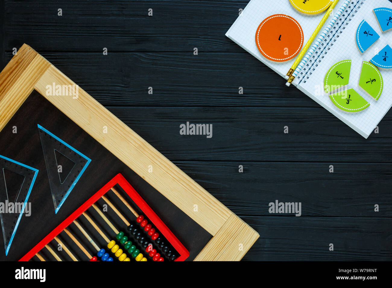 Kreative Сolorful mathe Fraktionen auf dunklem Hintergrund. Interessant lustig Mathe für Kids. Bildung, zurück in die Schule. Geometrie und Mathematik Stockfoto