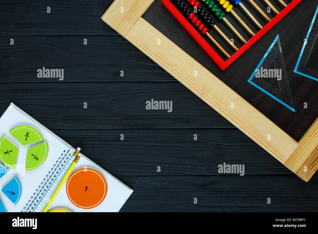 Kreative Сolorful mathe Fraktionen auf dunklem Hintergrund. Interessant lustig Mathe für Kids. Bildung, zurück in die Schule. Geometrie und Mathematik Stockfoto