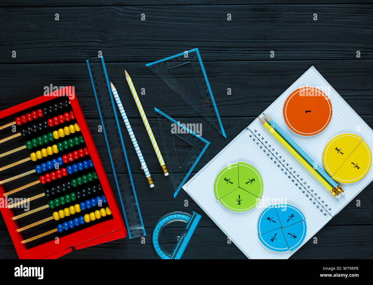 Kreative Сolorful mathe Fraktionen auf dunklem Hintergrund. Interessant lustig Mathe für Kids. Bildung, zurück in die Schule. Geometrie und Mathematik Stockfoto