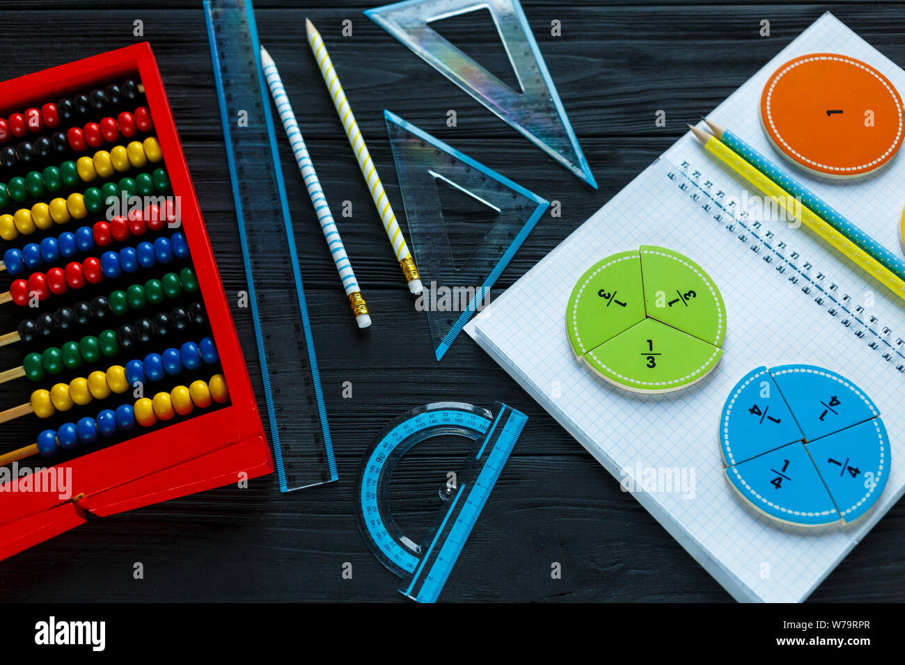 Kreative Сolorful mathe Fraktionen auf dunklem Hintergrund. Interessant lustig Mathe für Kids. Bildung, zurück in die Schule. Geometrie und Mathematik Stockfoto