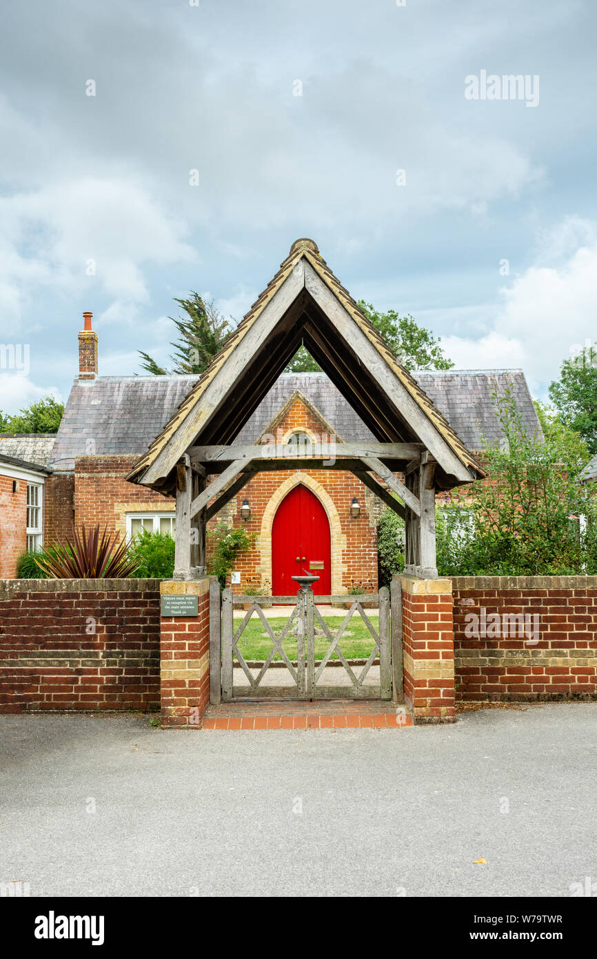 Eingang zum Dorf Grundschule Beaulieu in Beaulieu im New Forest, Hampshire, England, Großbritannien Stockfoto
