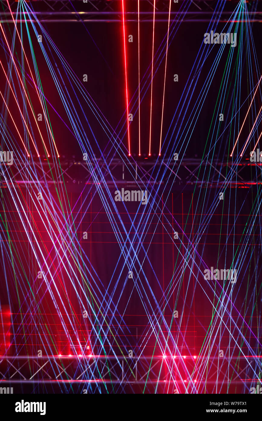 Mehrfarbige Laserstrahl Bühnenscheinwerfer. Laser Light Show. Stockfoto