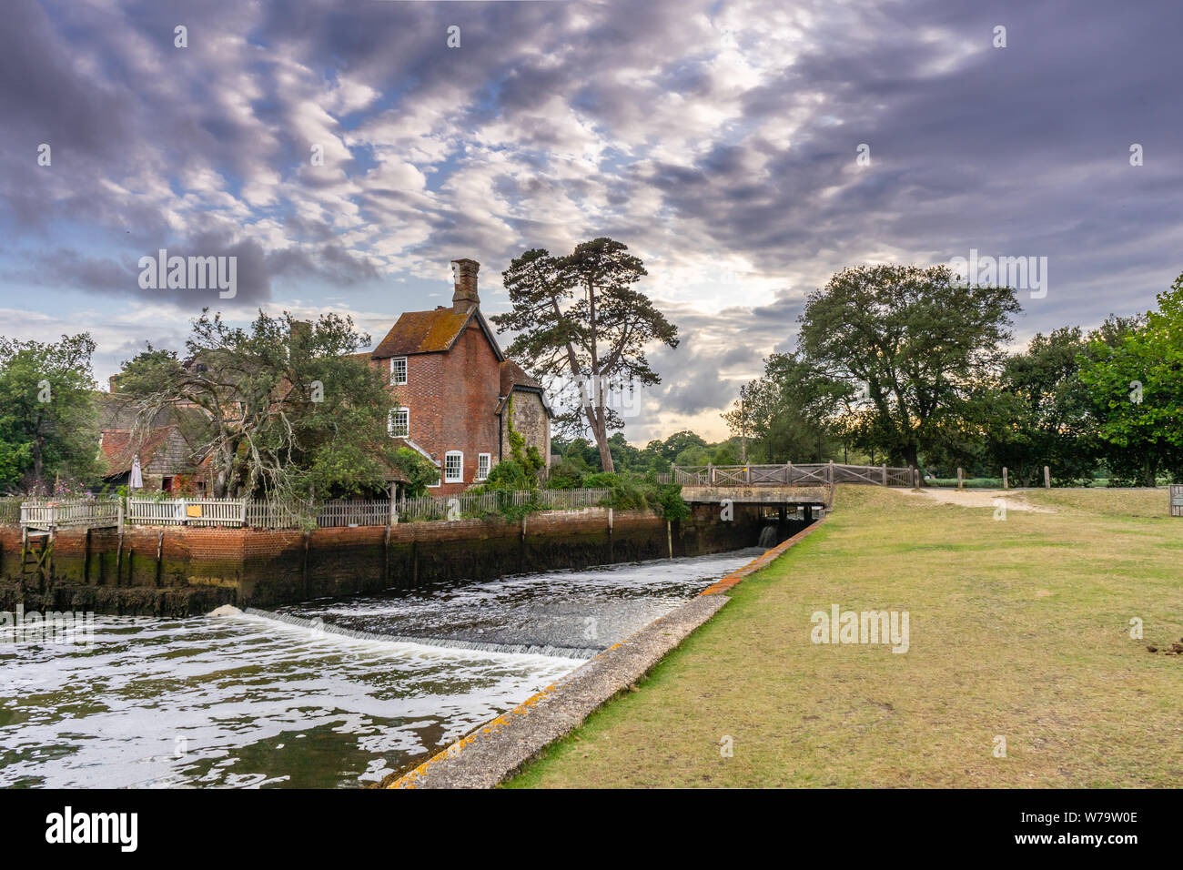 Sonnenuntergang Abendlicht in Beaulieu entlang der Beaulieu River in den New Forest, Hampshire, England, Großbritannien Stockfoto