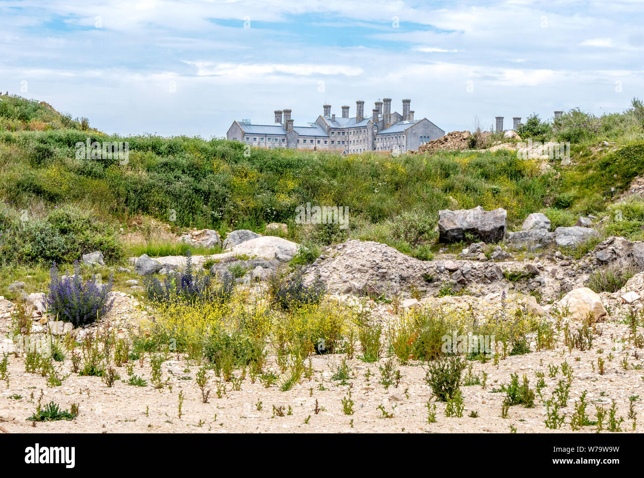 Her Majesty's Gefängnis junge Straftäter Institution Portland von Broadcroft Steinbruch Butterfly Conservation Reserve auf der Isle of Portland, Dorset UK Stockfoto