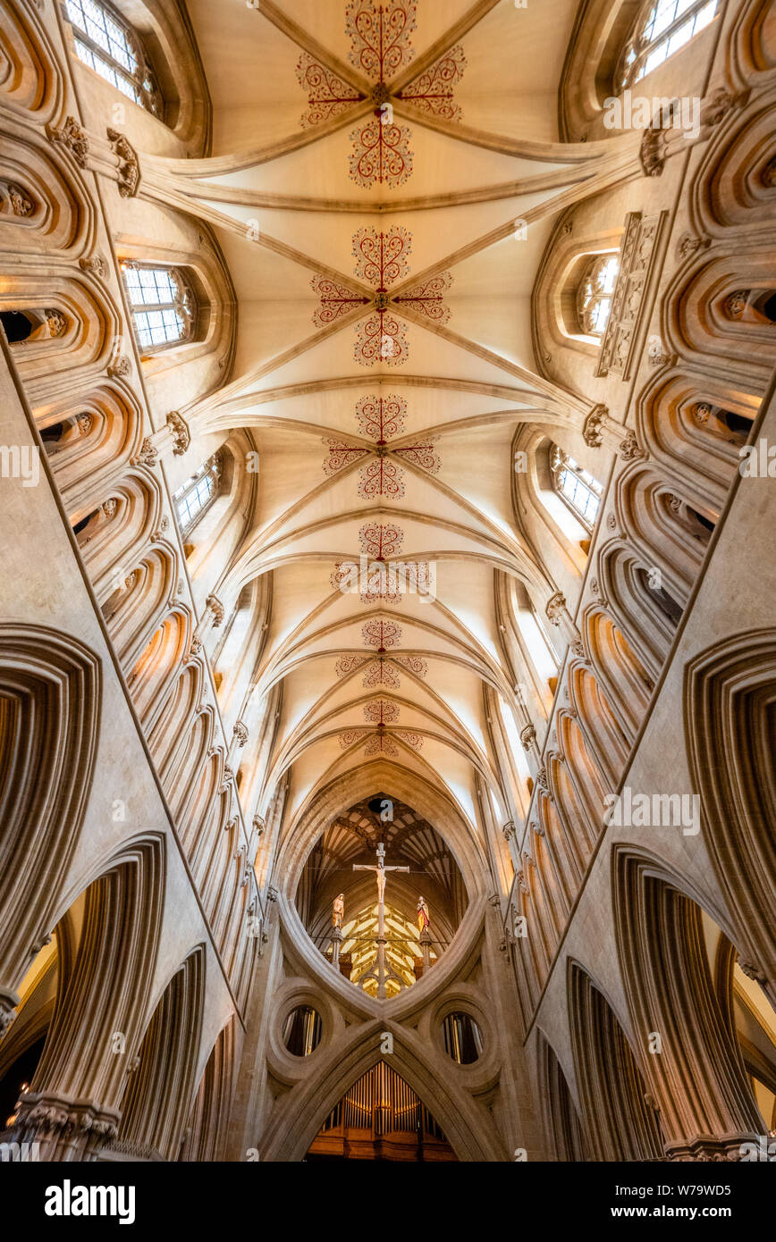 Hohe gewölbte Decke des Kirchenschiffes von Wells Cathedral in Somerset UK in den scissor Arches und Christus am Kreuz Stockfoto