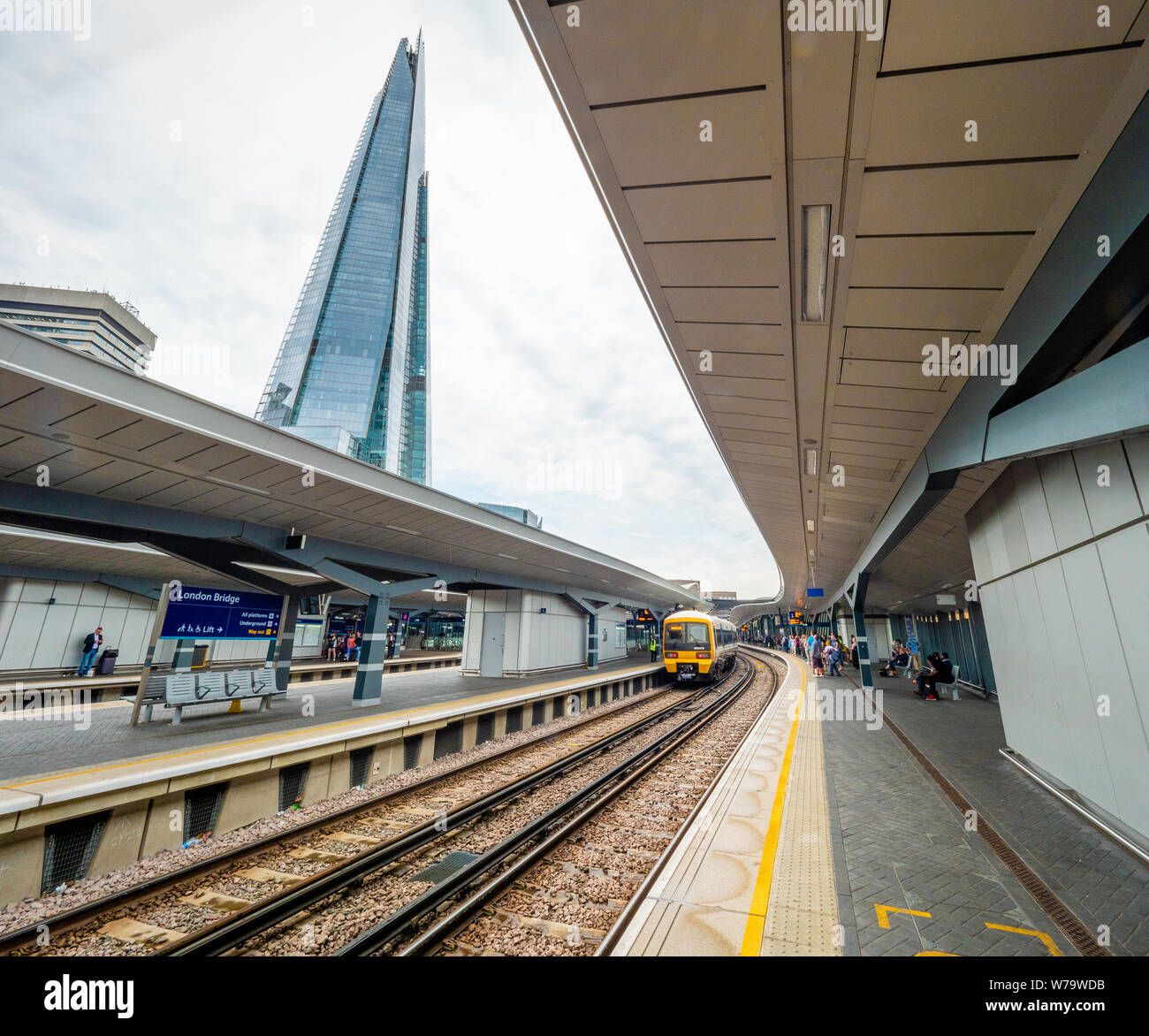 Plattform einer der London Bridge Station neben dem Shard Gebäude in London, Großbritannien Stockfoto