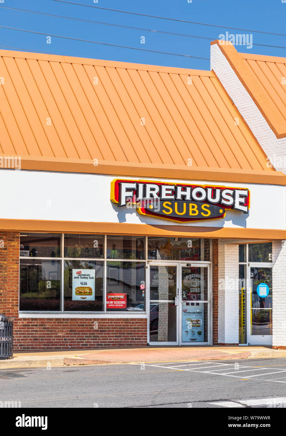 CHARLOTTE, NC, USA-28 Juli 19: Einer von über 1100 frnchise Firehouse Subs Restaurants, diese Filiale ist auf South Blvd in Charlotte. Stockfoto