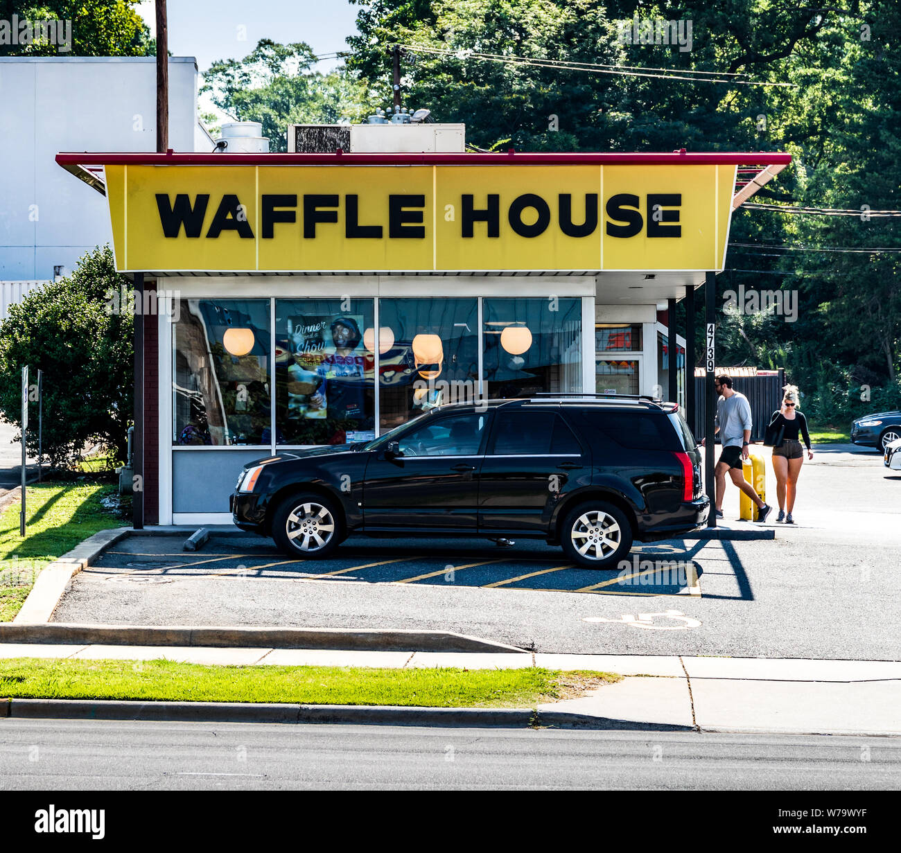 CHARLOTTE, NC, USA-28 Juli 19: Das Waffle House in South Blvd. ist einer von mehr als 2100 Standorten. Stockfoto