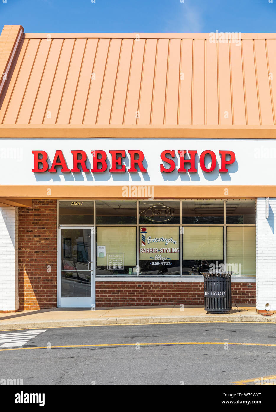 CHARLOTTE, NC, USA-28 Juli 19: Brewington Friseur & Styling Shop ist in einem kleinen Einkaufszentrum in South Blvd. Stockfoto