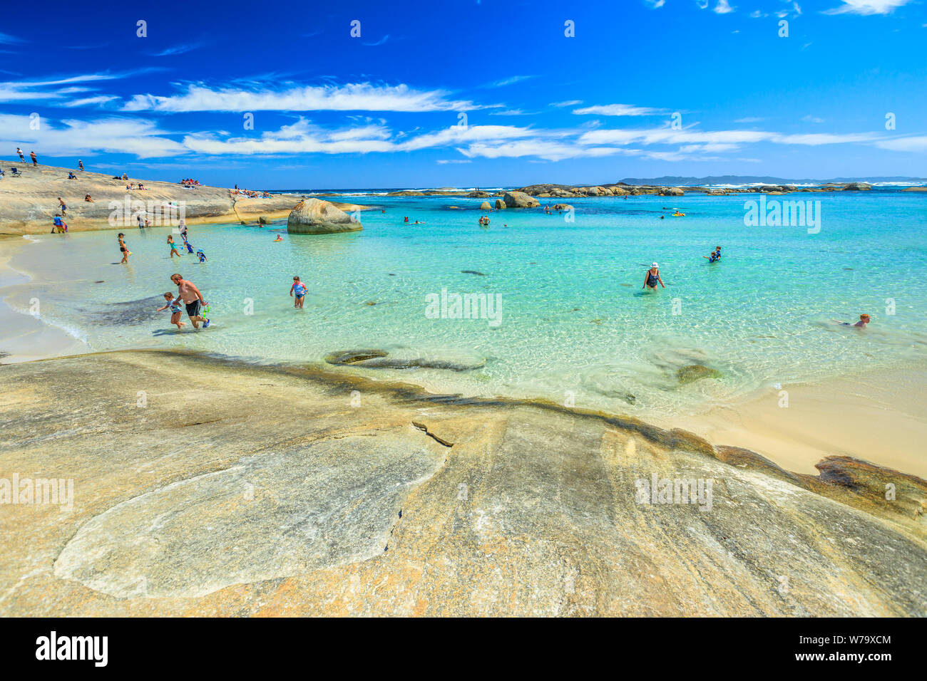 Dänemark, Westaustralien - 30. Dez 2017: Menschen schwimmen im geschützten Gewässer des Greens Pool im William Bay NP, Albany Region. Beliebter Sommer Stockfoto