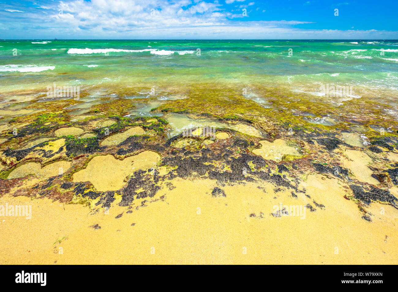Mettams Pool eine Kalksteinbucht, die sicher zum Schnorcheln ist. Trigg Beach in North Beach in der Nähe von Perth, Westaustralien. Mettam's ist ein natürlicher Felsenpool Stockfoto