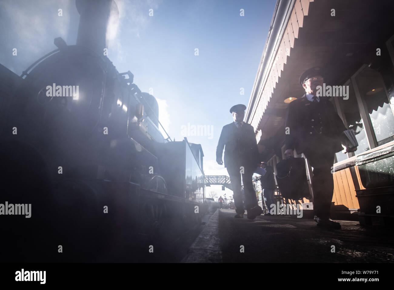 Die Severn Valley Railway, Bridgnorth, Shropshire, Großbritannien. 17. März 2019. Im Bild: Severn Valley Railway Freiwillige in historischen Kostümen zu Fuß entlang der gekleidet Stockfoto